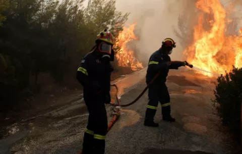 Cifra de fallecidos asciende a 74 por desvastadores incendios en Grecia