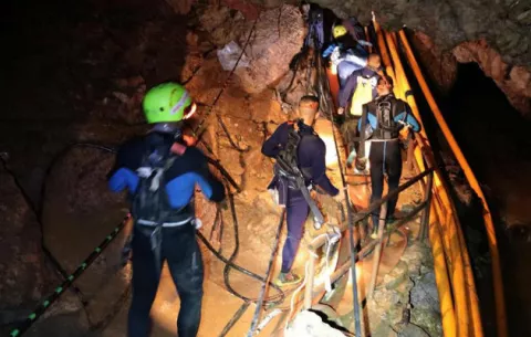 Dos kilos de peso han perdido los rescatados de una cueva en Tailandia 