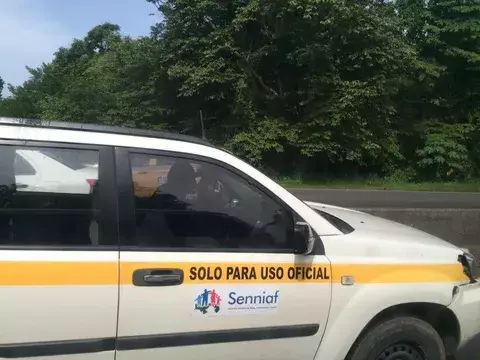 Conductor de vehículo de la Senniaf con lata de cerveza cerca al volante