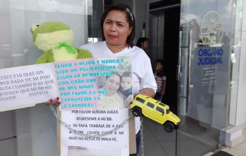 Madre se encadena en La Chorrera porque no le permiten ver a su hijo