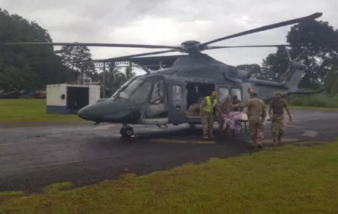 Maestra que fue trasladada desde la comarca embarazada pierde su bebé 