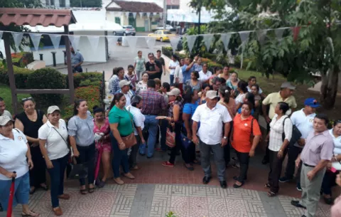 Maestros herreranos paralizan escuelas por el alza de la tarifa eléctrica