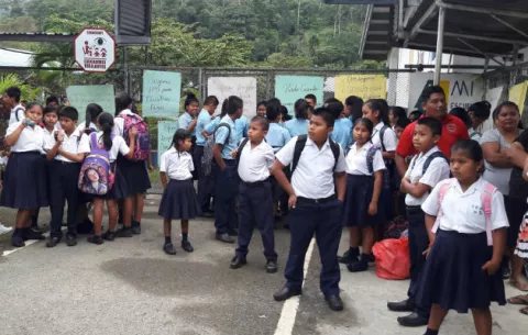 Suspenden clases en colegio de Bocas del Toro; cierran con candado y cadena