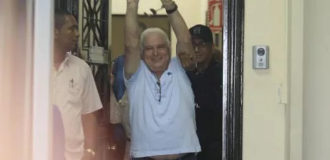 Panameños en el Santo Tomás aclaman a Martinelli: ¡Panamá te necesita!