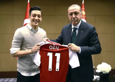 Aunque presidente de federación alemana admite errores en caso Özil, no renunciará