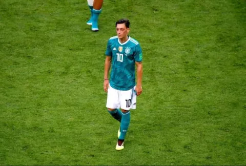 Mesut Özil deja la selección alemana y deja entrever racismo por ser musulmán