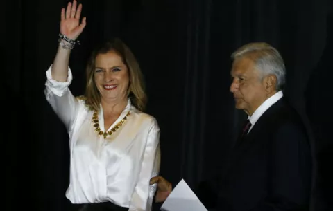 Una periodista alejada de la política será la primera dama de México
