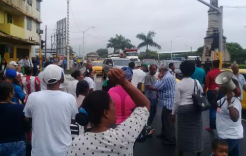 Microempresarios en Colón cierran vía por pago de indemnización