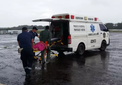 Trasladan en helicóptero a David a menor mordida por culebra en comarca 