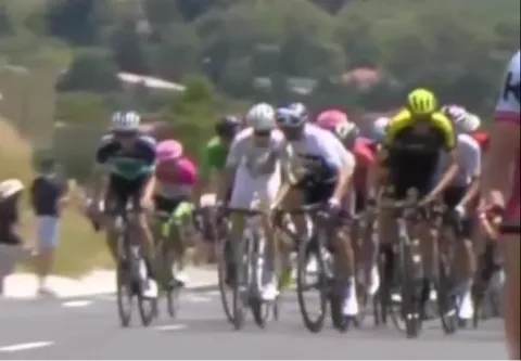 ¡Vergüenza! Gianni Moscon expulsado del Tour de Francia por darle un soplamocos a un rival