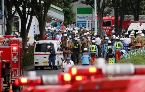 Fuego en un edificio en obras causa 4 muertos y 40 heridos en Tokio
