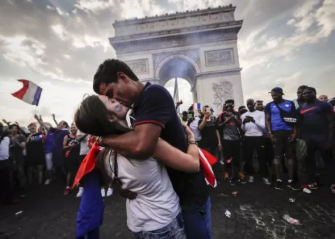 Francesas denuncian 'besadera y tocadera' durante celebración