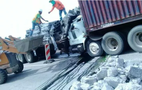 Conductor de mula en Colón queda atrapado entre los hierros retorcidos