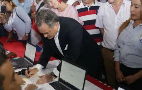 Navarro inscribe candidatura a primarias presidenciales del PRD