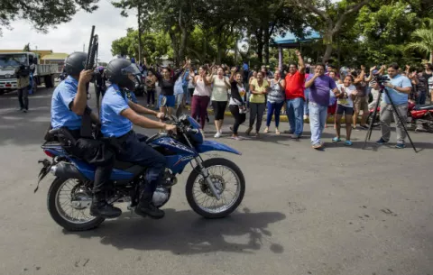 Agresión a obispos y profanación de templo enturbia el diálogo en Nicaragua