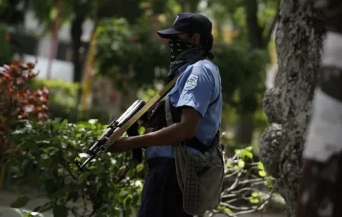 Piden liberar a estudiantes nicaragüense, asediados en iglesia por policías