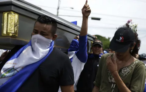 Policía de Nicaragua expulsa a madres que preguntan por sus hijos