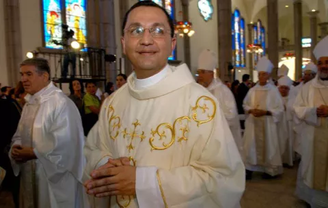 Obispo hondureño investigado por la iglesia por mala conducta pide perdón