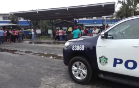 Cierran el CEBG El Tecal con cadenas por presencia de palomas 