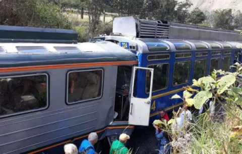 Diez personas lesionadas por la colisión de dos trenes turísticos en Machu Picchu