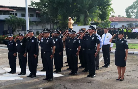 Ministerio de Seguridad solicita compra de uniformes para policías, por cuarta vez