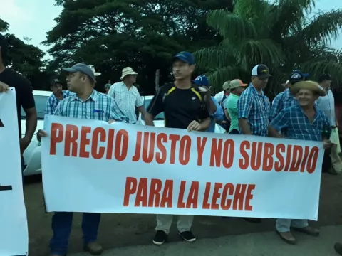 Productores protestan sobre el puente del río La Villa en rechazo a las importaciones