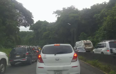 Protestan en Panamá Oeste encendiendo las luces de sus autos