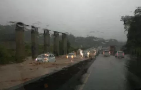 Intensas lluvias azotan la ciudad capital y provocan inundaciones