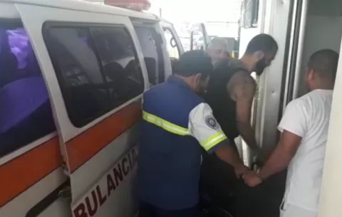 Dos personas se salvan de morir por fuerte ola en playa La Barqueta 