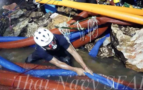 Rescate de atrapados en cueva de Tailandia cobra la primera vida