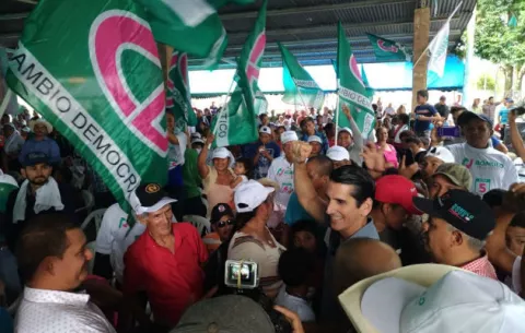 Rómulo Roux suma  apoyo de Rodrigo Farrugia