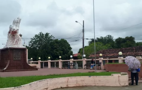 ¡Irrespeto! Vandalizan monumento a Rufina Alfaro en La Villa