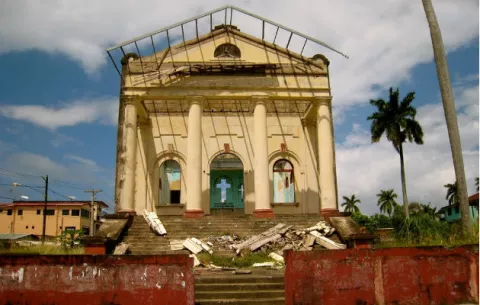 Hallan cuerpo putrefacto en ruinas de antigua iglesia colonense
