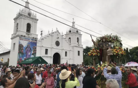 Devotos de Santiago Apóstol le rinden honor con eucaristía y procesión