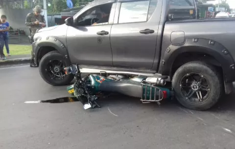 Motorizados del Senafront colisionan con vehículo en Paso Canoas
