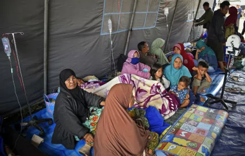 Suben a 16 los fallecidos y a 355 los heridos por el sismo de 6,4 en Indonesia