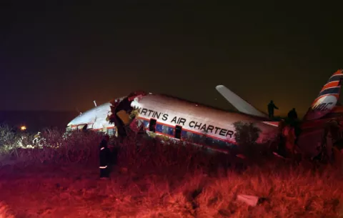 Al menos un muerto y 19 heridos al estrellarse una avioneta en Sudáfrica