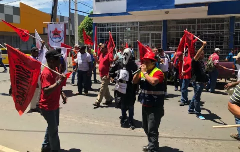 Docentes chiricanos contra alza de la luz y Suntracs cierra vía en la provincia