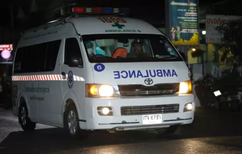 Tailandia: rescatan a cuatro y se interrumpe hasta el lunes las tareas de salvamento