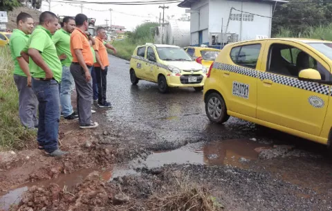 Taxistas salen a las calles en Nuevo Chorrillo por deterioro de carretera  