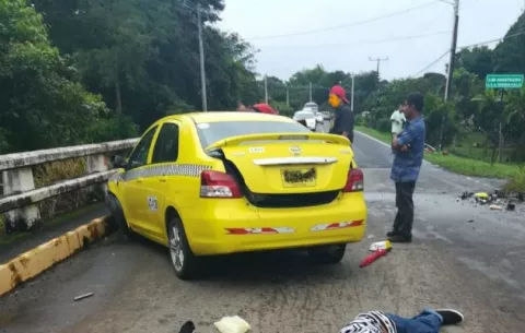 ¡No aguantó! Taxi lo atropella y pierde la vida en Dolega 