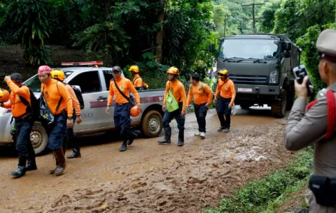 Buzos tratan de abrir paso hacia la gruta donde permanecen atrapados 12 menores