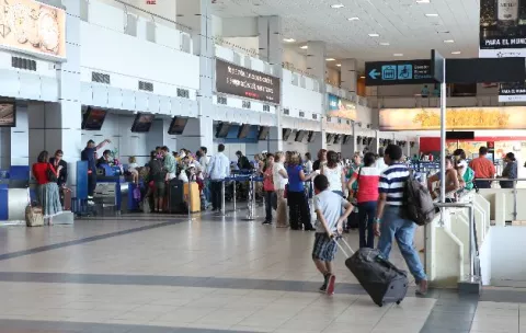 Detienen a colombiana y dos peruanos por transportar dinero mal declarado