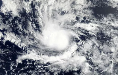 Beryl llega débil al Caribe y se forma la tormenta Chris frente a EE.UU.