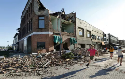 Unos 27 tornados dejan heridos y destrucción en el medio oeste de EE.UU.