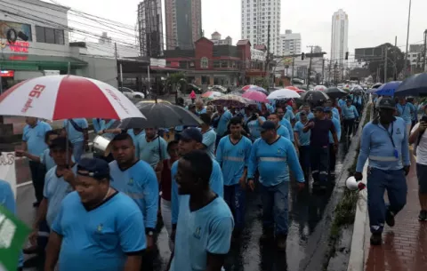 Trabajadores del Idaan caminan hacia el Mef para exigir escala salarial