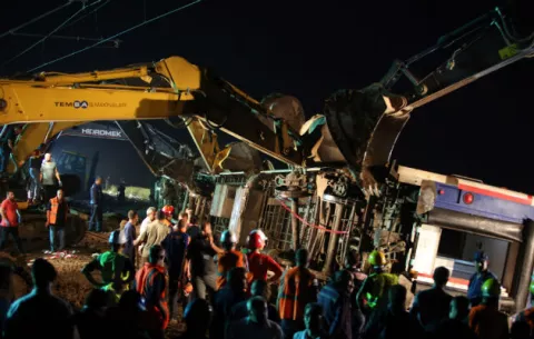 Ascienden a 24 los muertos por accidente de tren en Turquía