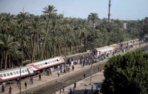 Más de 50 heridos por descarrilamiento de tren en El Cairo