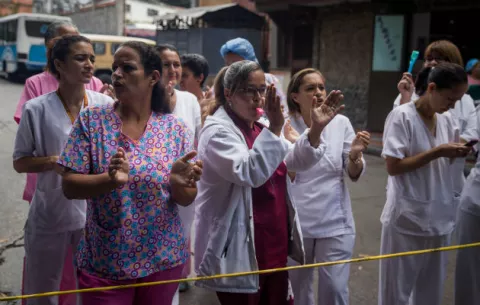 Enfermeras venezolanas en conflicto laboral evalúan marchar a centros de poder