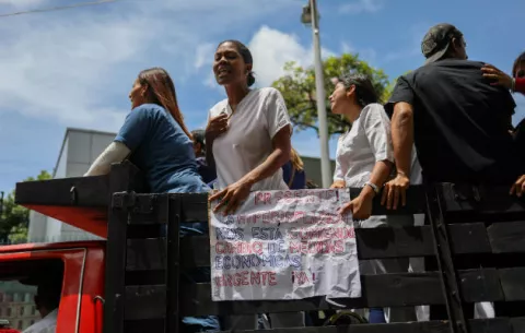 Empleados universitarios venezolanos se unen a protestas por mejores salarios